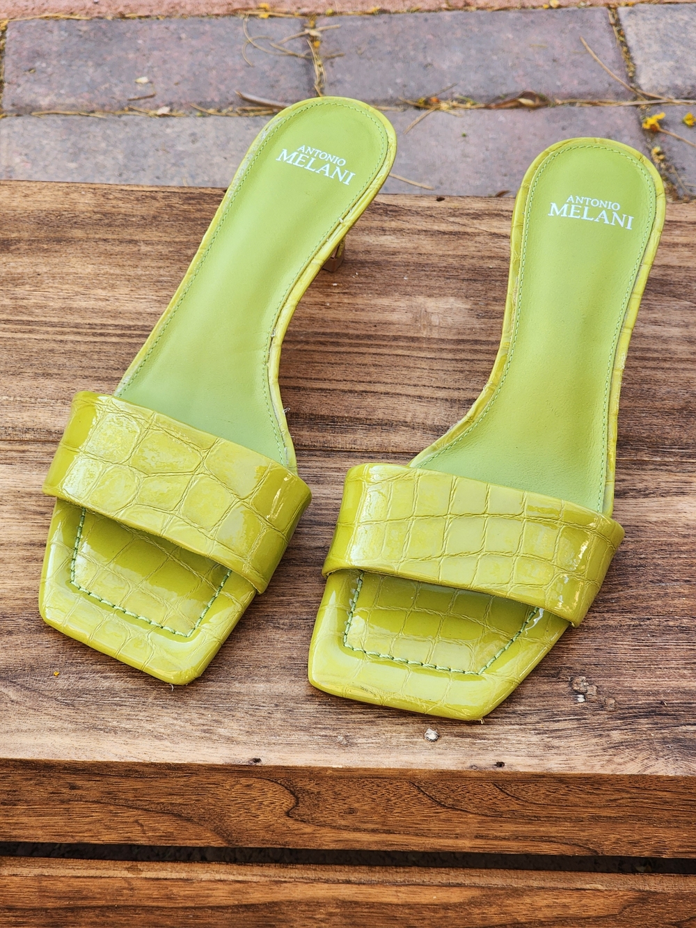 Antonio Melani Women's Green Patent Leather Croc-Embossed Mid-Heel Slides Size 8 - Picture 3 of 7